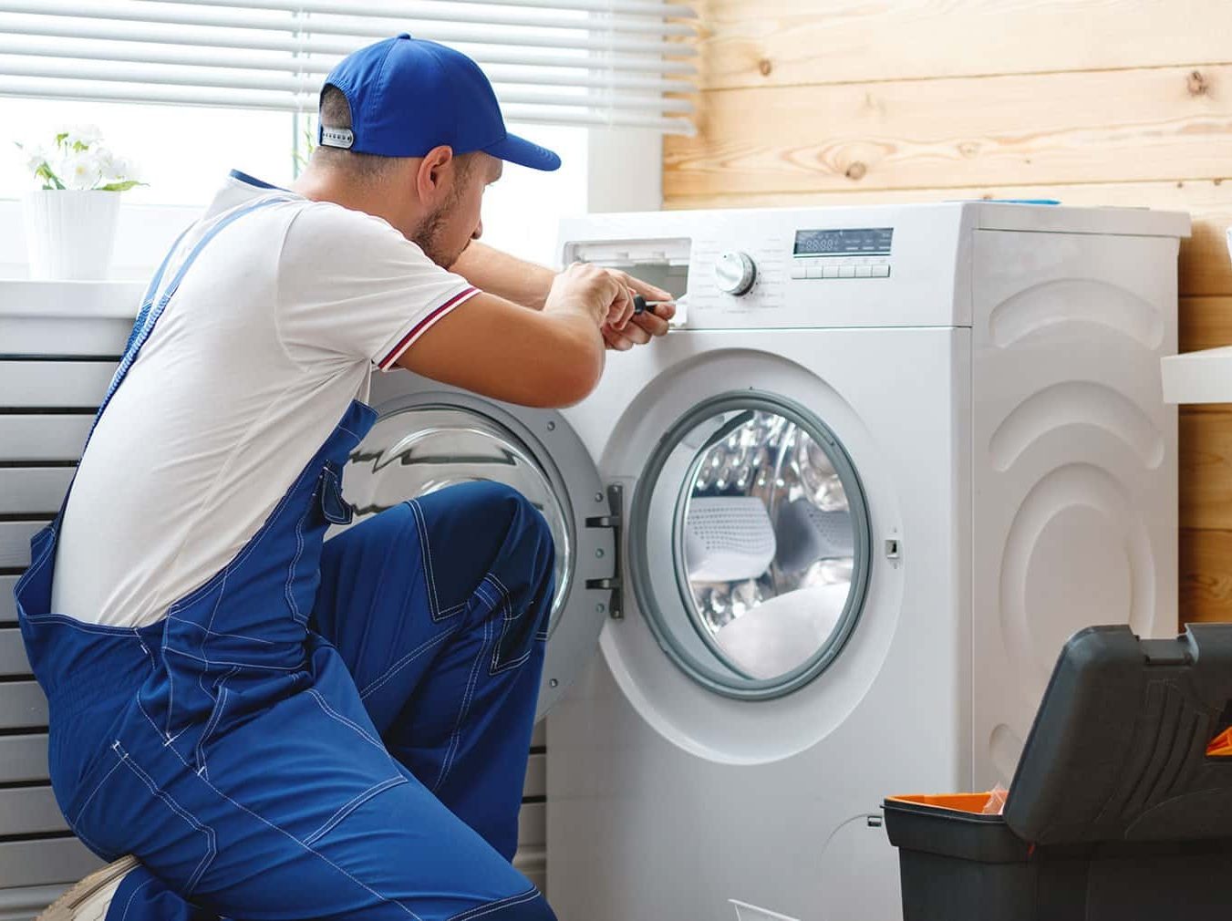 Técnico del servicio técnico Bosch reparando electrodoméstico en Cádiz